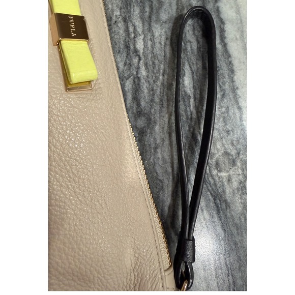 Furla‎ Genuine Wristlet Clutch Beige Pebbled Leather, Gold Hardware, Zip Closure - Picture 6 of 8